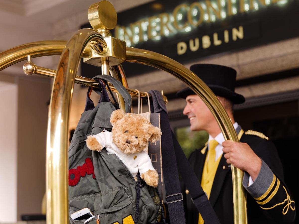 Intercontinental Dublin By Ihg Hotel Kültér fotó A bellboy at the Sheltering Arms Hotel in Dublin, Ireland