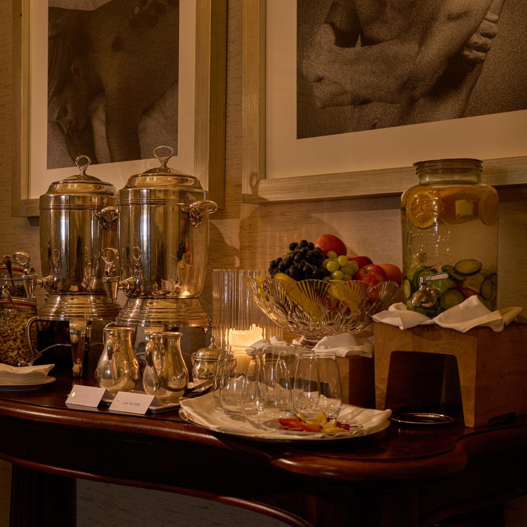 Intercontinental Dublin By Ihg Hotel Kültér fotó A buffet at a hotel