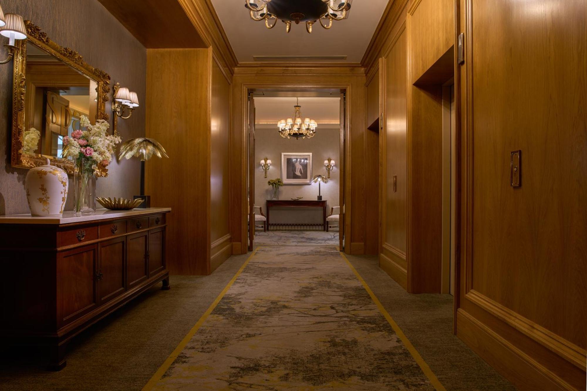 Intercontinental Dublin By Ihg Hotel Kültér fotó A hallway at The Ritz-Carlton, Boston